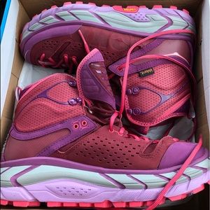 Hoka One One Women’s Boots - Tor Ultra (Dark Plum)